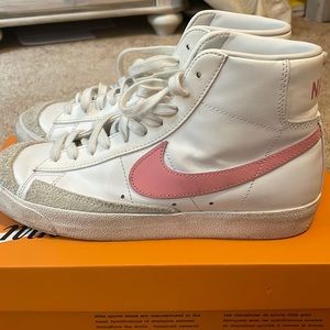 W Blazer Mid '77 Shoes